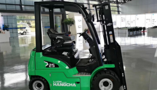 電動(dòng)叉車(chē)買(mǎi)鋰電的還是鉛酸的？當然是鋰電的！